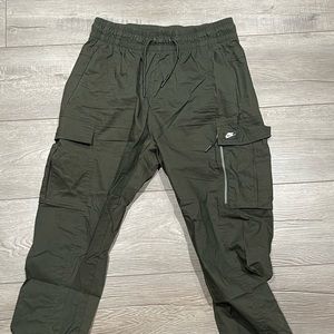 Nike Sportswear NSW Cargo Pants. Khaki Green.